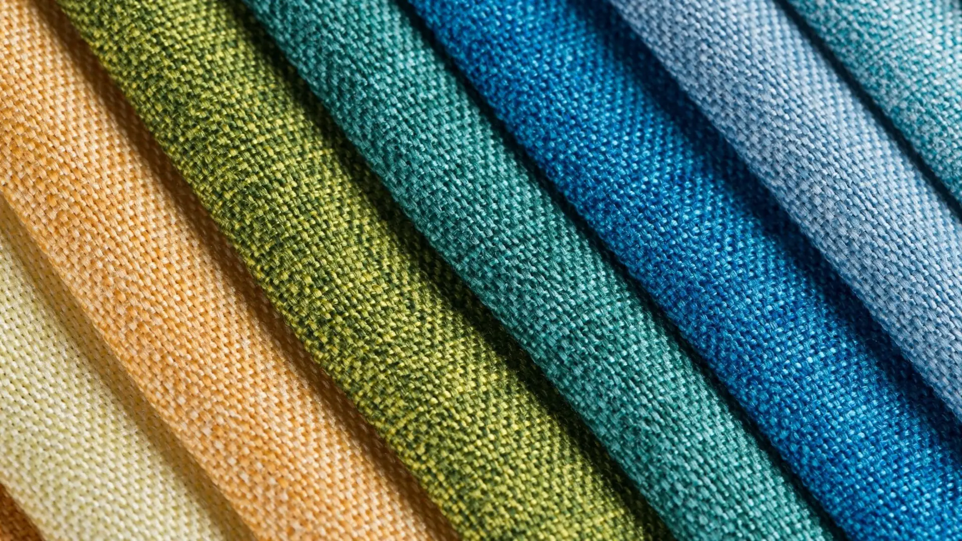 جعبه‌های پارچه در کابینت زیر بستر