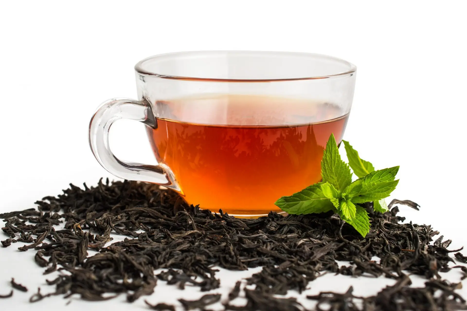چای خشک شده در ظرف شیشه‌ای با درپوش محکم