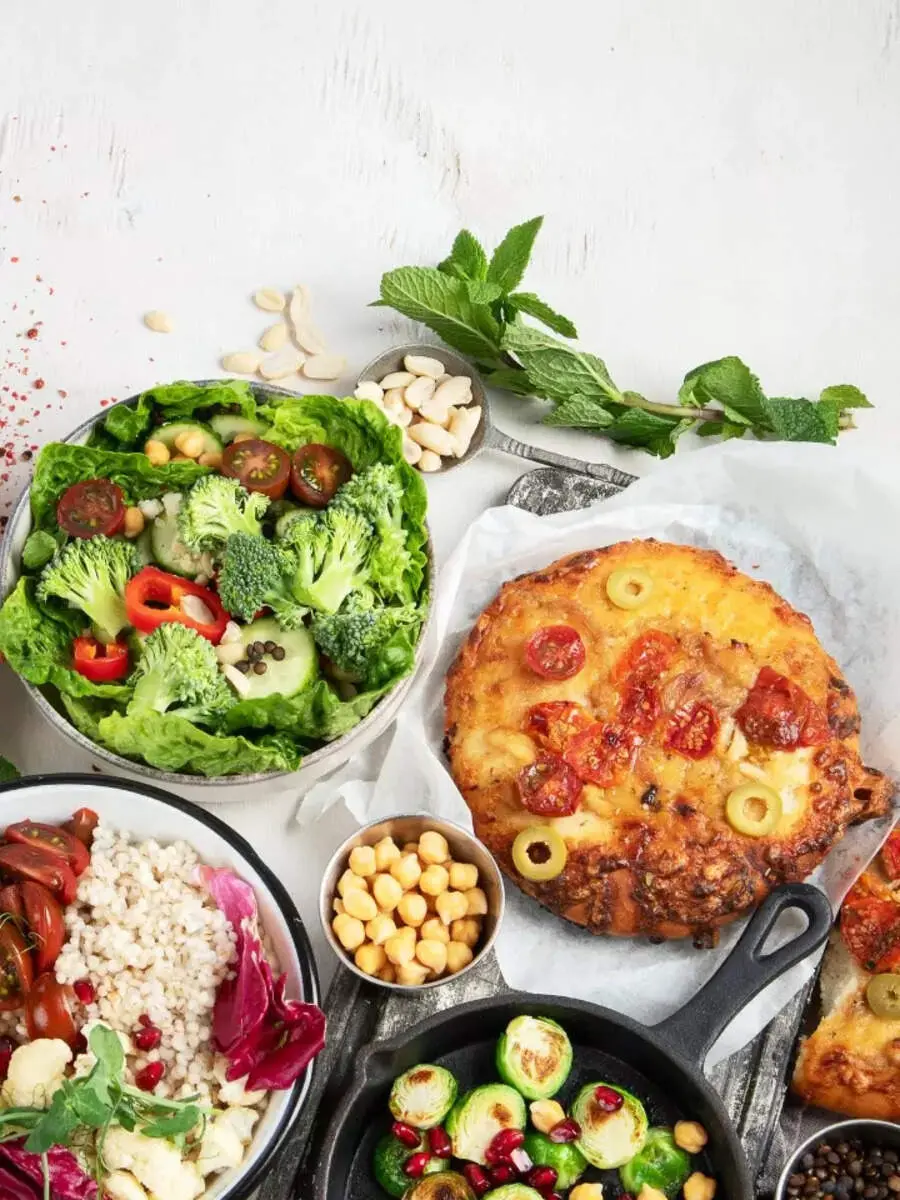 میز غذا پر از غذاهای متنوع برای مهمانی