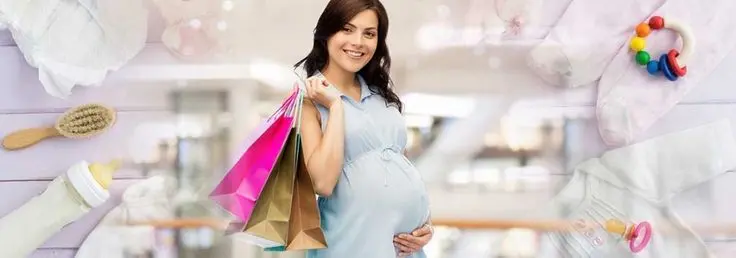 یک لیست خرید دست‌نویس روی یک میز چوبی با قلم و کاغذ