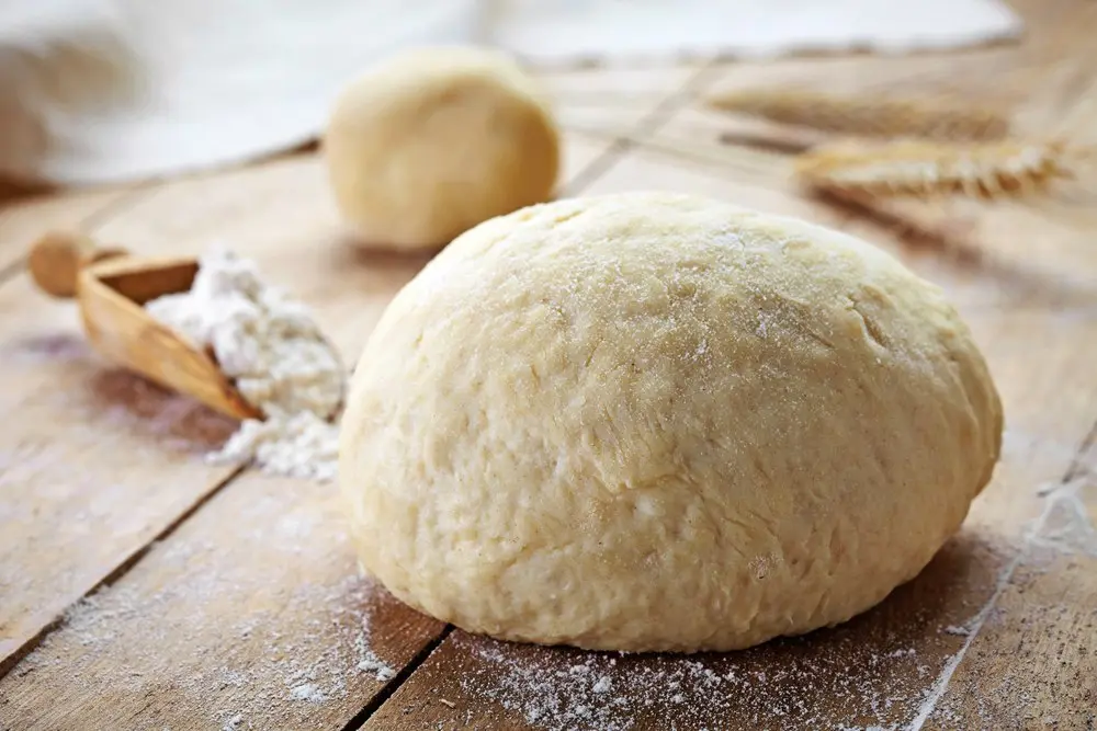 آرد و مواد اولیه برای تهیه خمیر خانگی