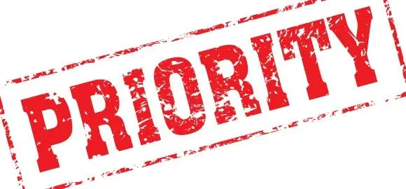 یک شخص در حال نوشتن لیست اولویت‌ها با قلم و کاغذ