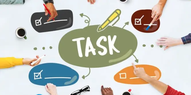 یک تیم در حال بررسی و برنامه‌ریزی برای مراحل بعدی یک پروژه