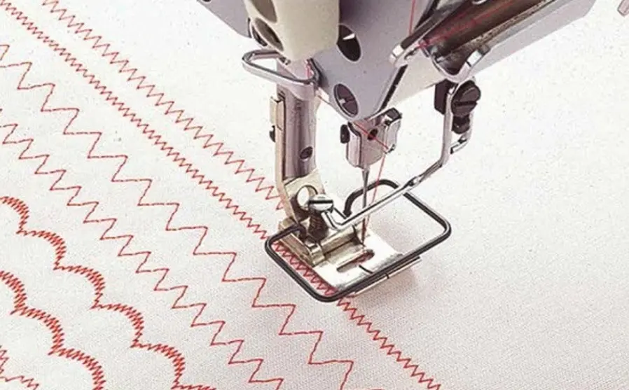 دستگاه کنترل عددی (CNC) در حال کار با قطعات فلزی