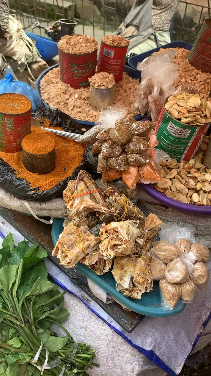 آشپزخانه سنتی با مواد محلی و ظروف برنجی