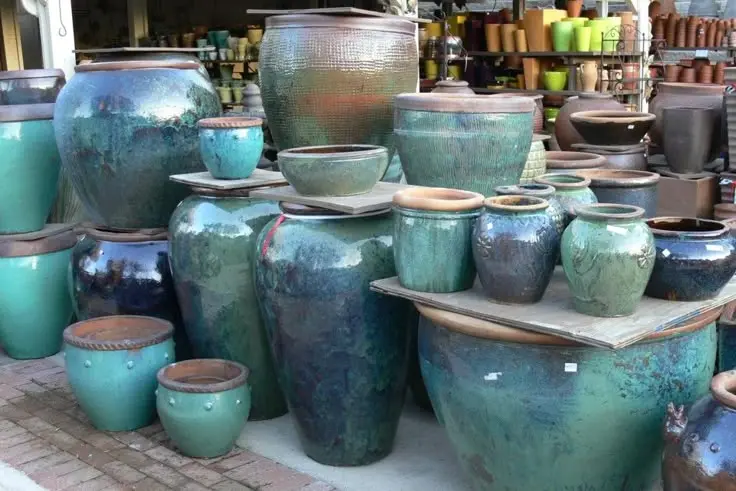 چیدمان خلاقانه گلدانهای معلق و گیاهان در حیاط