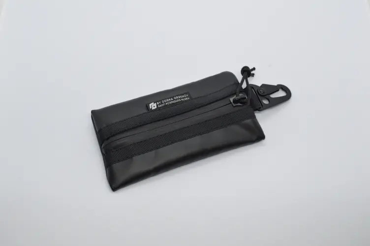 یک کیف سازماندهی‌شده با جیب‌های متعدد برای نگهداری اشیاء مختلف