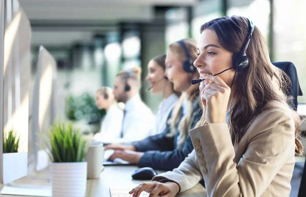 یک مدیر حساب در حال بررسی گزارش‌های فروش و رضایت مشتری