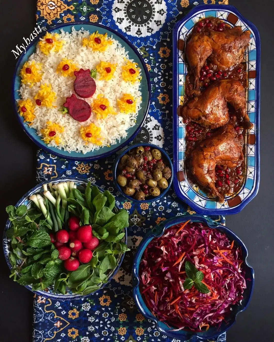 سفره ایرانی با نورپردازی مناسب و چراغ‌های شمعی