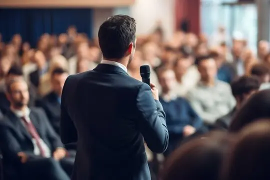 یک فرد در حال گوش دادن به سخنرانی با توجه کامل