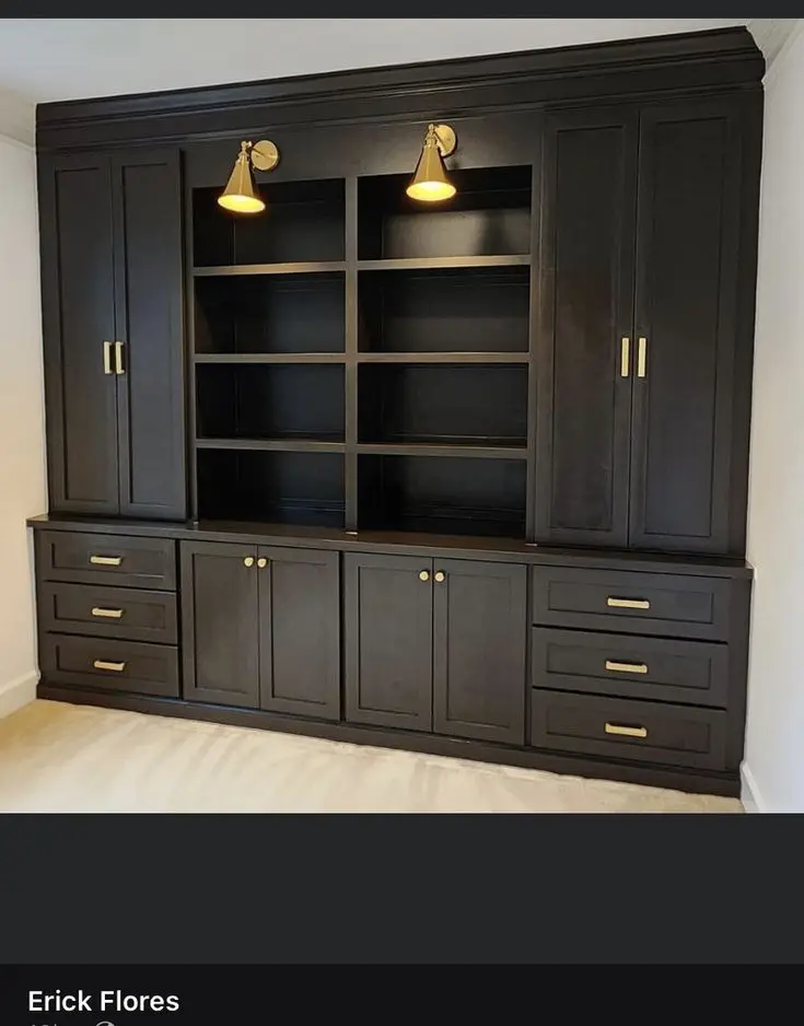 کابینت‌های مدرن با خطوط ساده و رنگ‌های خنثی