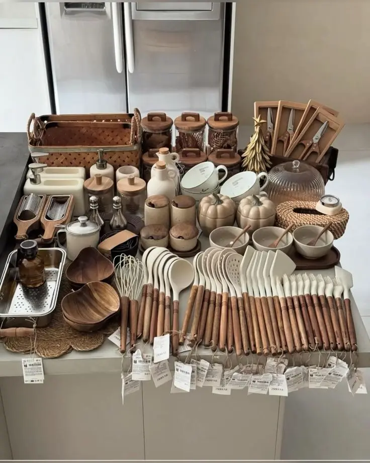 آشپزخانه مرتب و کارآمد با وسایل ضروری و سازماندهی شده