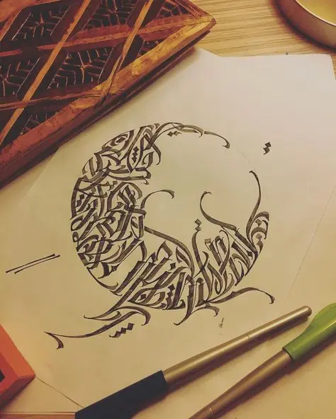 نمونه‌ای از نمایش خوشنویسی در قاب چوبی با نورپردازی مناسب