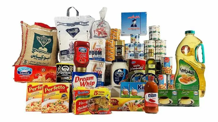 کارکنان در حال آمادهسازی کالاهای انبار برای بازدید