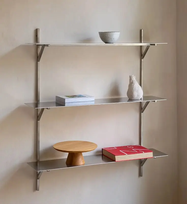 کتابخانه دیواری چندسطحی با طراحی مدرن و درهای کشویی