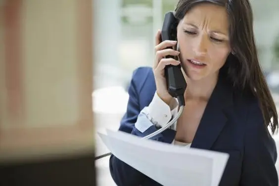 یک دفترچه یادداشت باز با قلم و کاغذ برای ثبت اطلاعات مهم