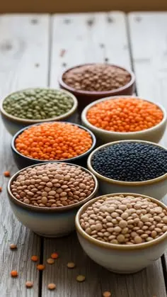 عدسی در قابلمه در حال پخت با آب جوش