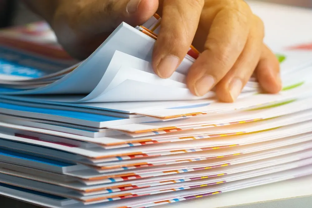 یک دفترچه یادداشت باز با نوشتارهای سازماندهی شده و فهرست سوالات متداول