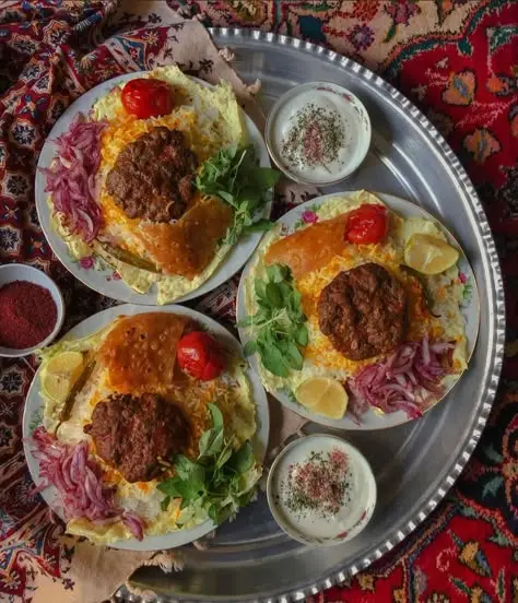 دست‌های آشپز در حال آماده‌سازی مواد غذایی سنتی
