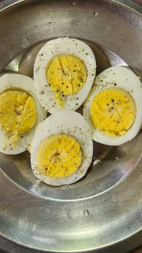 تخم‌مرغ پخته شده در آب داغ