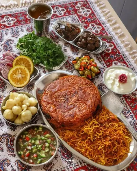 مفصله‌ای از یک سفره ایرانی با غذاهای سنتی