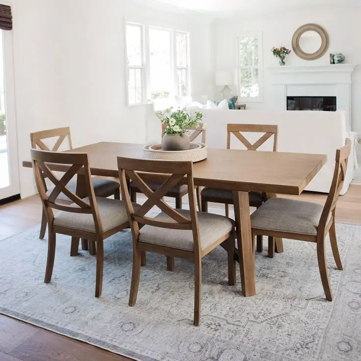 مثالی از میز غذا با طراحی قابل جمع‌شدگی و صندلی‌های سبک