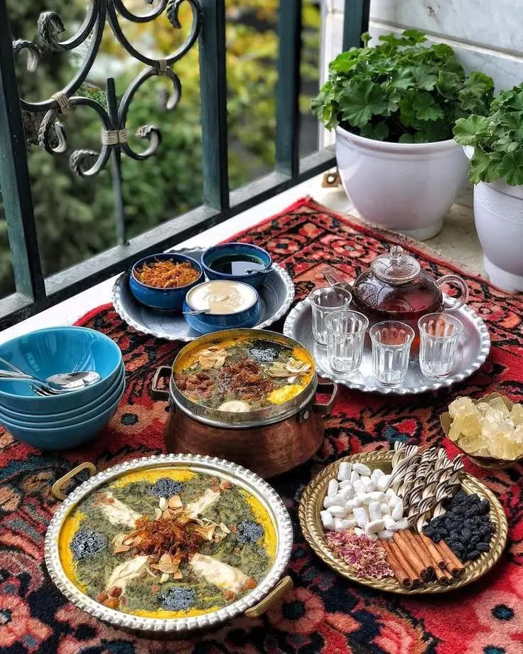 سفره‌ای از غذاهای ایرانی با مواد تازه و رنگارنگ
