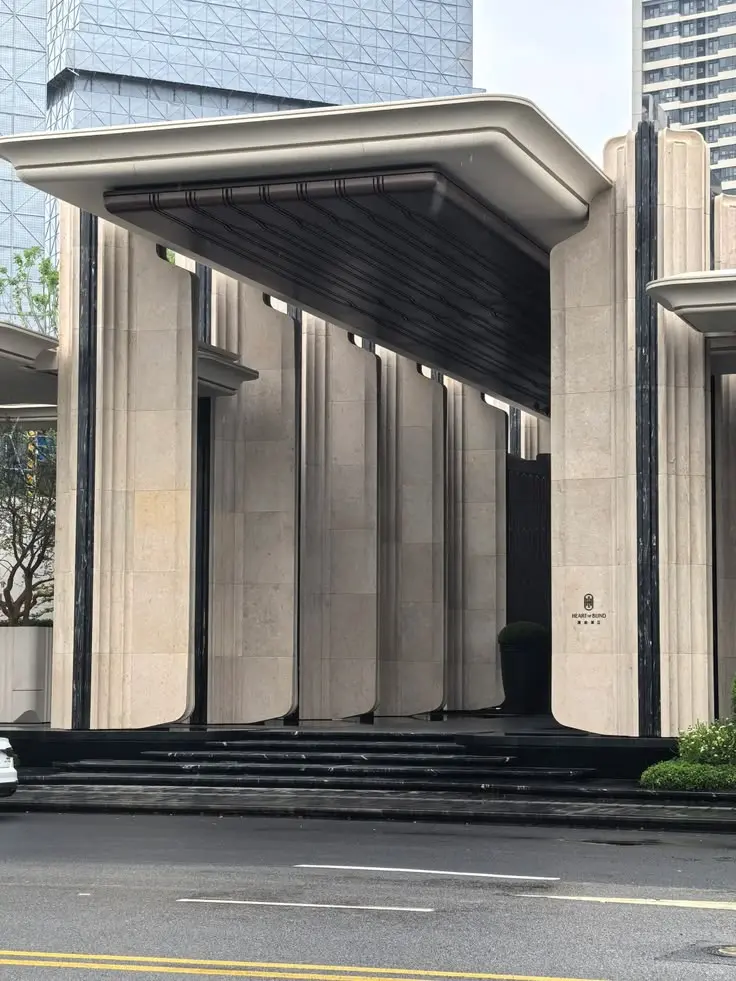 ورودی ساختمان با استفاده از هنر و تزئینات مناسب برای ایجاد حس خاصی