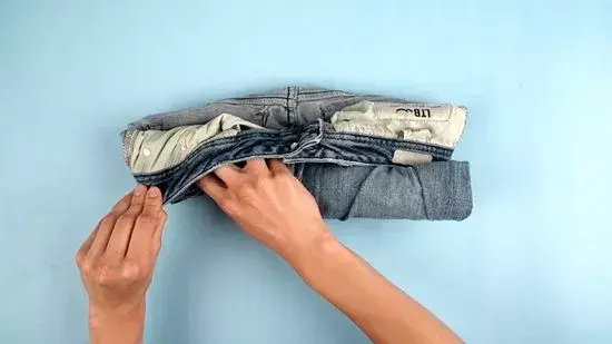 آویزان کردن شلوارها به صورت عمودی برای کاهش چین خوردگی