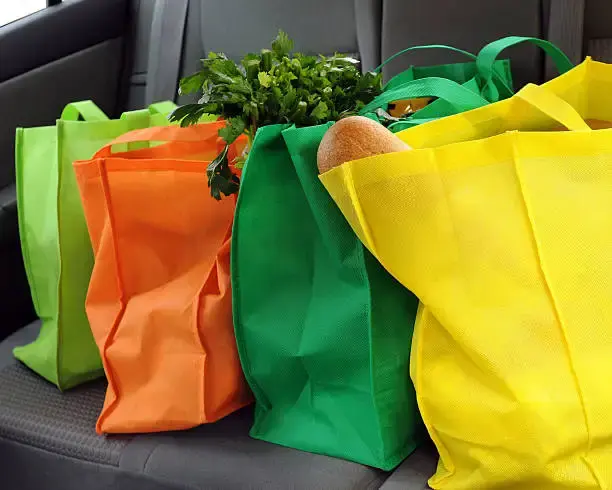 کیسه خرید پارچه‌ای با طرح ساده و رنگی پس از شستشو و خشک شدن