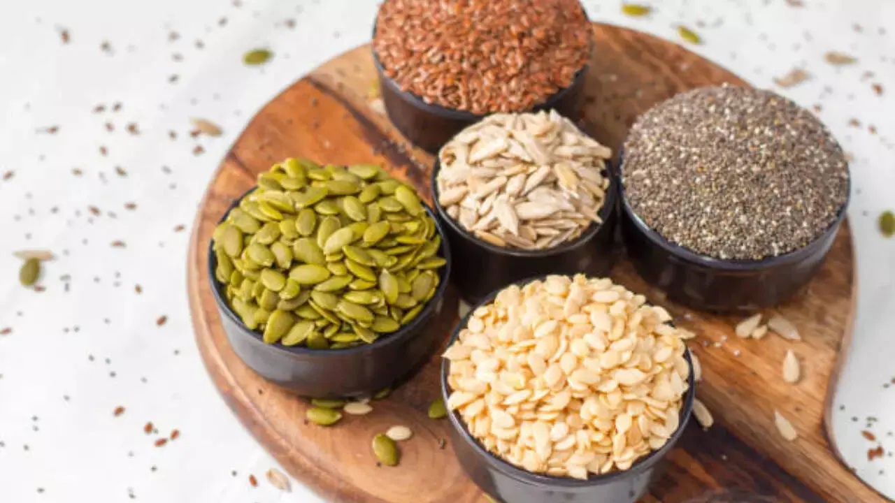 بذرهای مختلف در ظرف چوبی