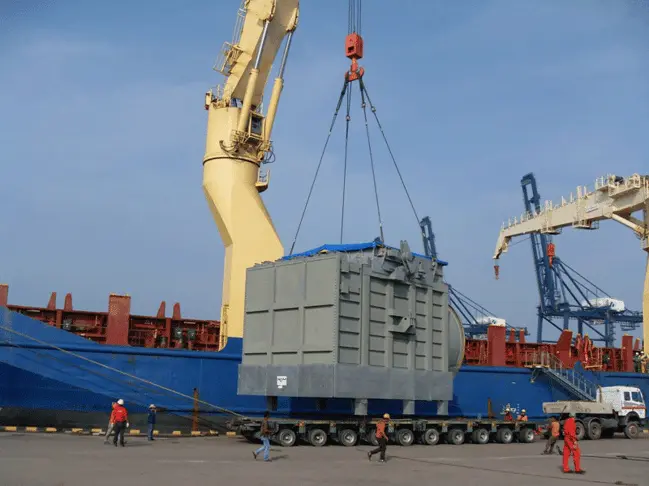 بارگیری کالاهای bulk در یک انبارگاه برای حمل و نقل