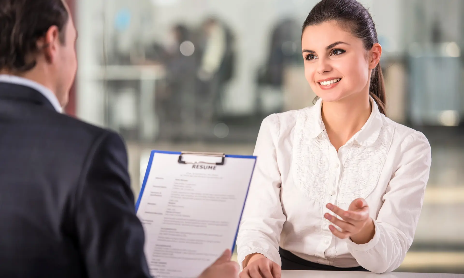 یک دفتر کار مدرن با نور طبیعی و تجهیزات اداری