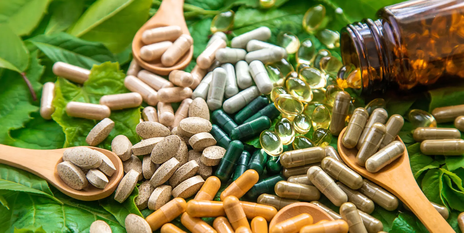 مکمل‌های مختلف در یک بسته‌بندی شفاف و سازماندهی شده