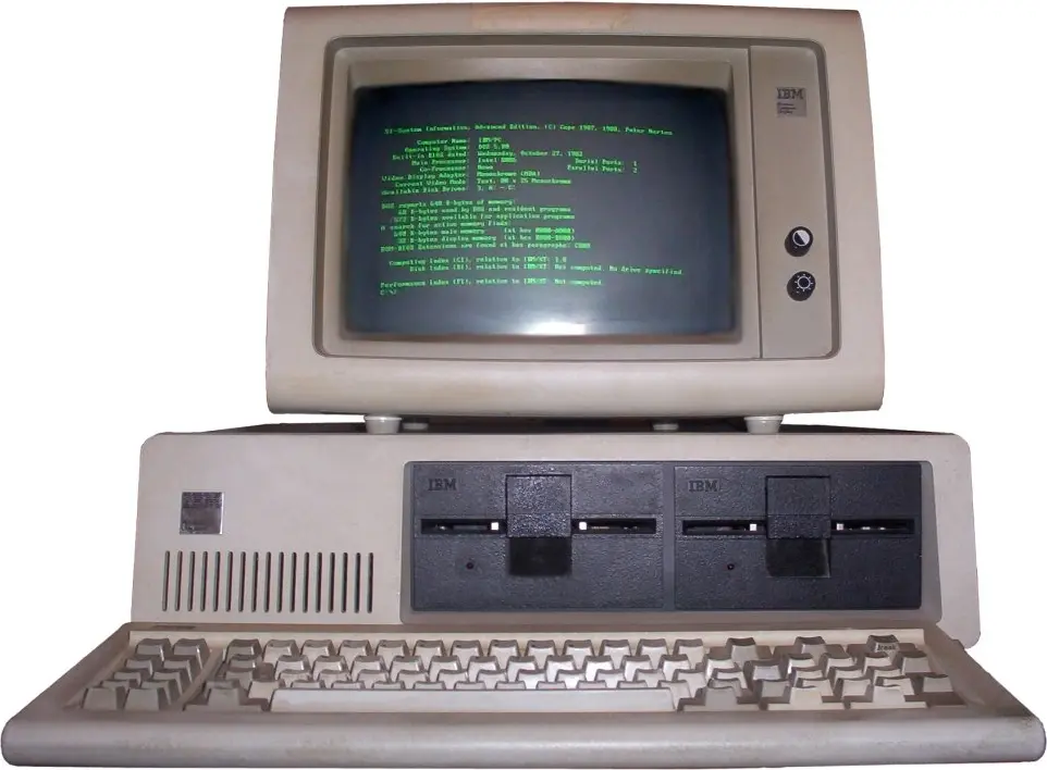 یک کامپیوتر قدیمی IBM PC 5150 با طراحی کلاسیک و صفحه نمایش سبز رنگ