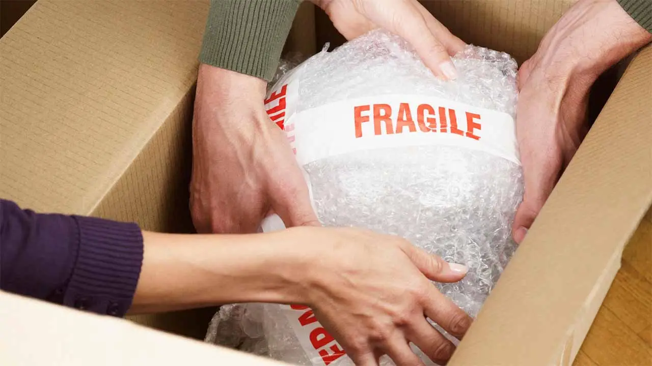 مواد محافظت‌کننده مانند کاغذ خاردار و پارچه مخصوص برای جلوگیری از شکستگی ظروف