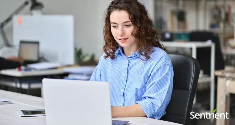 یک فرد در حال شرکت در یک وبینار آنلاین با نمایشگرهای مختلف