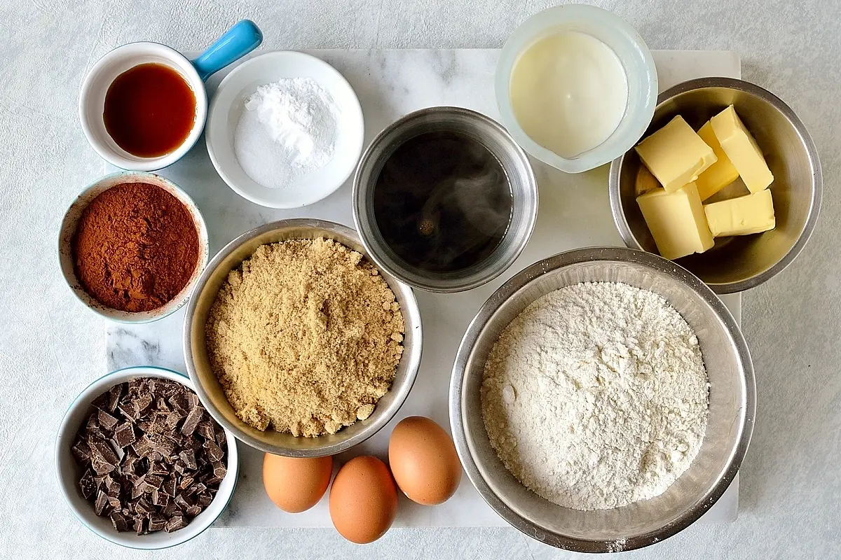 مواد اولیه کیک شکلاتی شامل شکلات، آرد و تخم مرغ