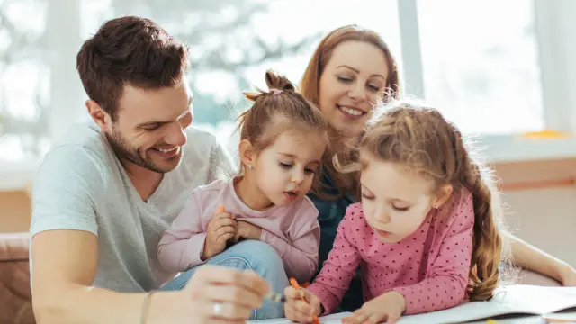 والدین در حال صحبت با فرزند خود در فضای آرام و صمیمی