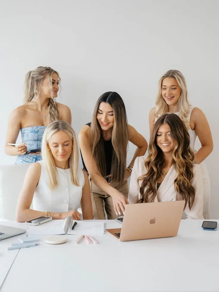 مembros تیم تولید محتوا در حال بررسی نقشه راه پروژه