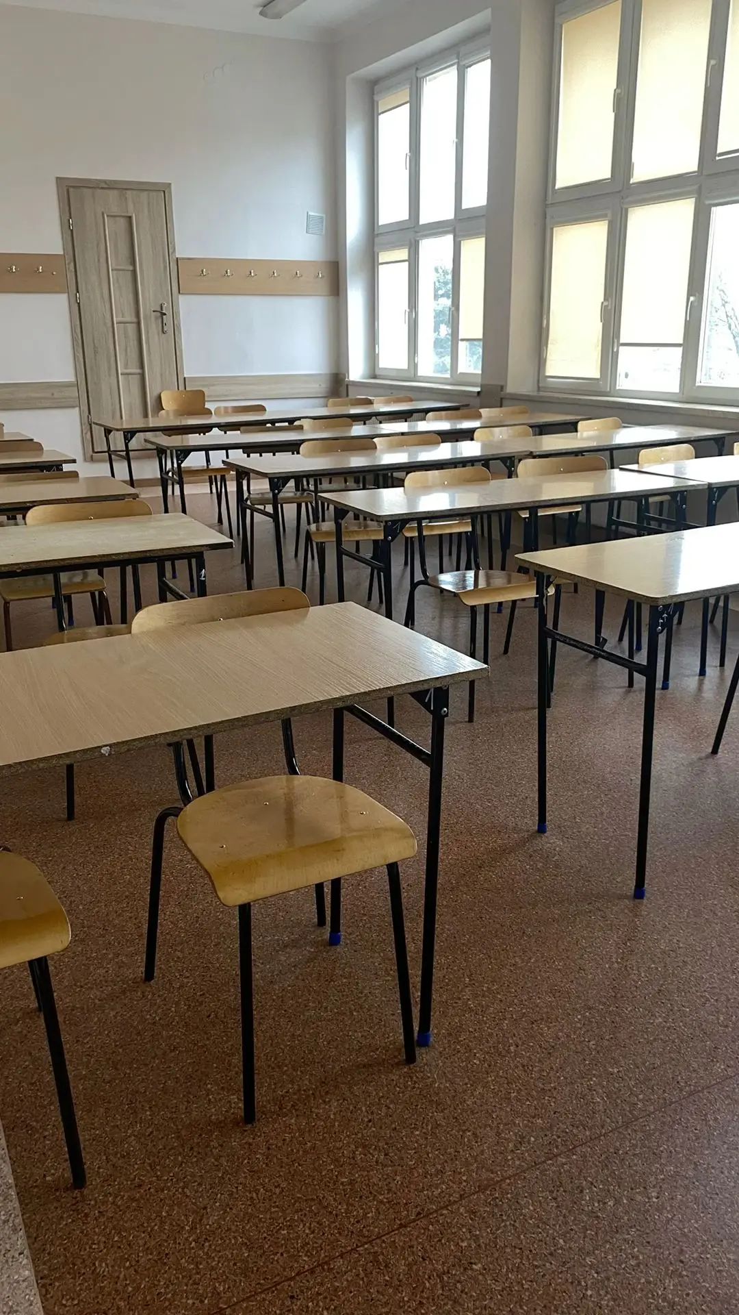 دانش‌آموزان در حال استفاده از دفترهای رنگی دسته‌بندی شده