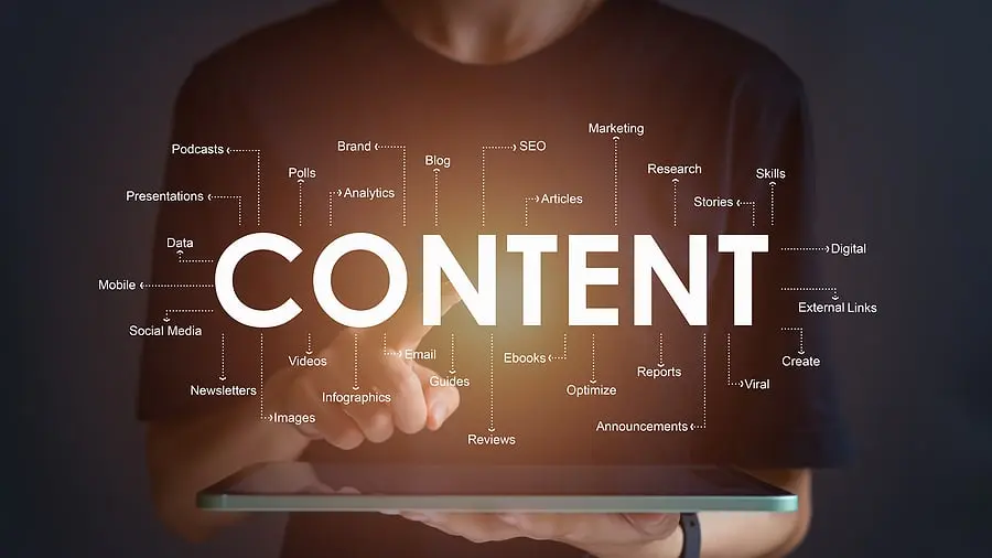 دست یک فرد در حال استفاده از تبلت برای مشاهده محتوای مرتبط با محصول خریداری شده