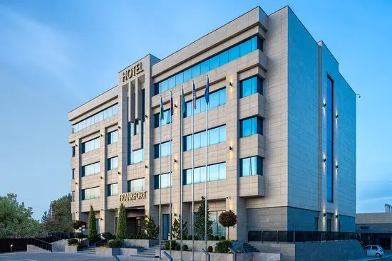 نمایی از اتاق یک هتل مدرن با امکانات کامل و طراحی زیبا