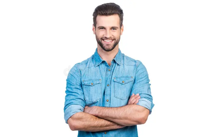 یک جوان با لبخند و حالت آرامش در پس‌زمینه سفید