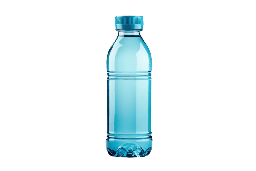 بطری پلاستیکی آبی شفاف با زمینه شفاف برای نشان دادن مفهوم هیدراسیون و بسته‌بندی دوستدار محیط زیست
