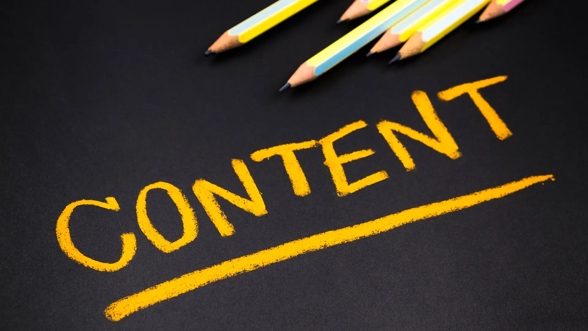 نوشتن محتوا با قلم و کاغذ به عنوان نماد مدیریت محتوا