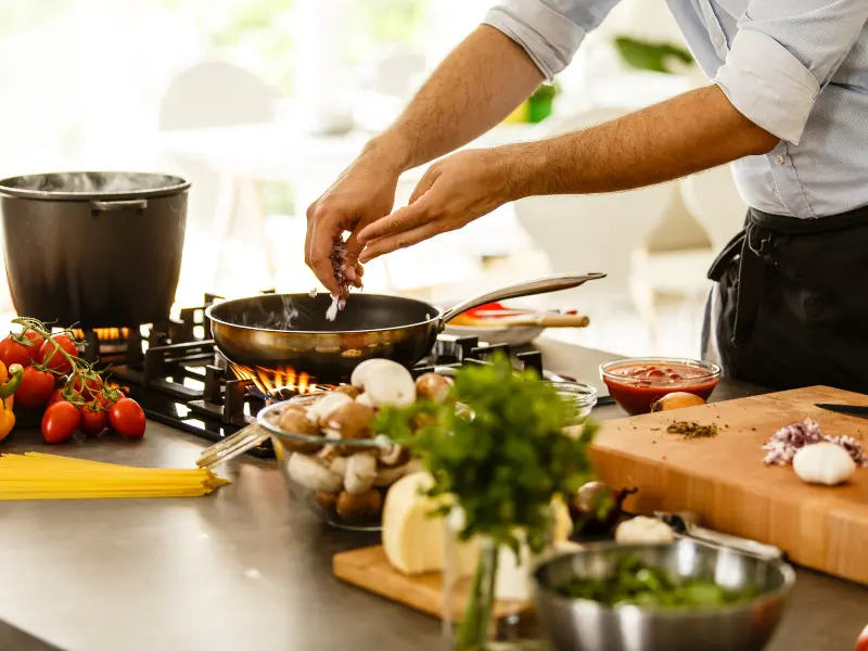 مفاهیم اساسی آشپزی مانند روش‌های پخت، مواد اولیه و ابزارهای آشپزی