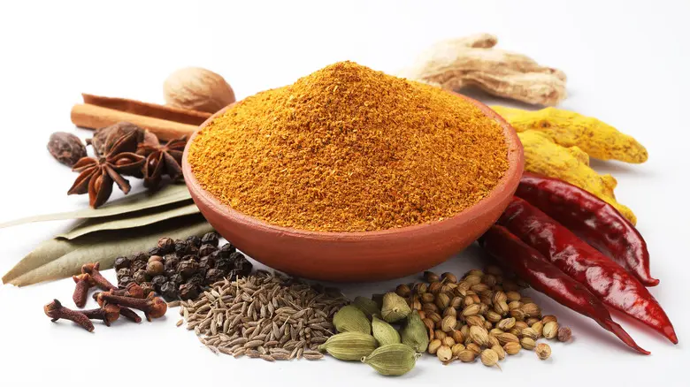 مجموعه‌ای از ادویه‌های خشک شده در ظروف شیشه‌ای