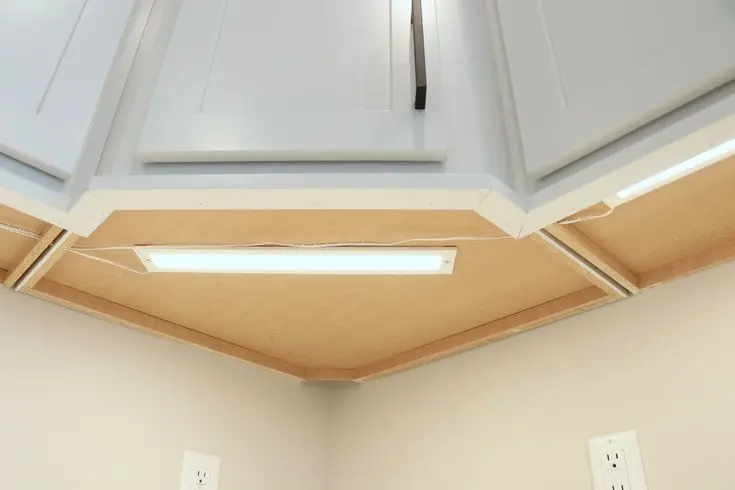 نورپردازی زیر کابینت با لامپهای LED در آشپزخانه مدرن