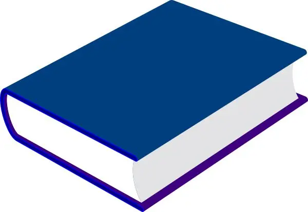یک شخص در حال مطالعه کتاب با چشمان بسته و لبخند، نشان‌دهنده لذت خواندن کتاب